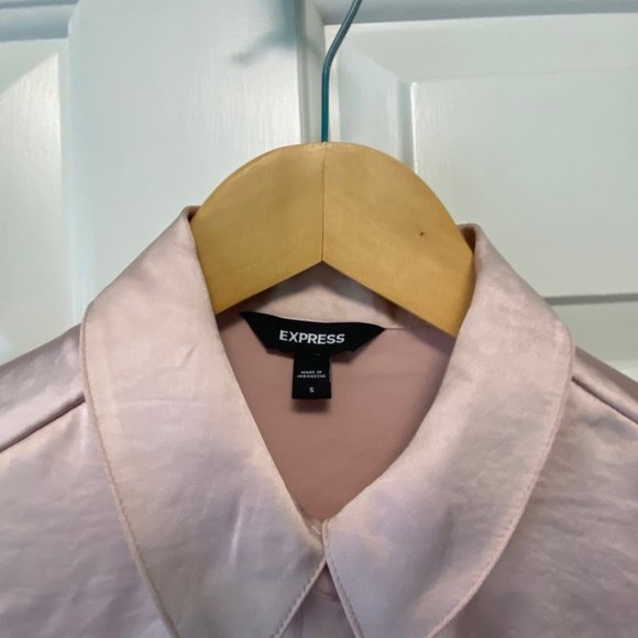 Express - Soft pink button down blouse - SMALL & BRAND NEW - Picture 2 of 6